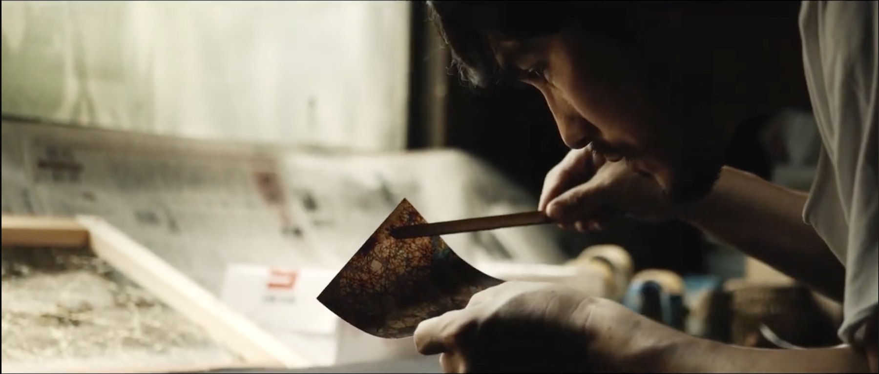 Un artisan examine une pièce YAKIHAKU dans son atelier — série MADE IN JAPAN
