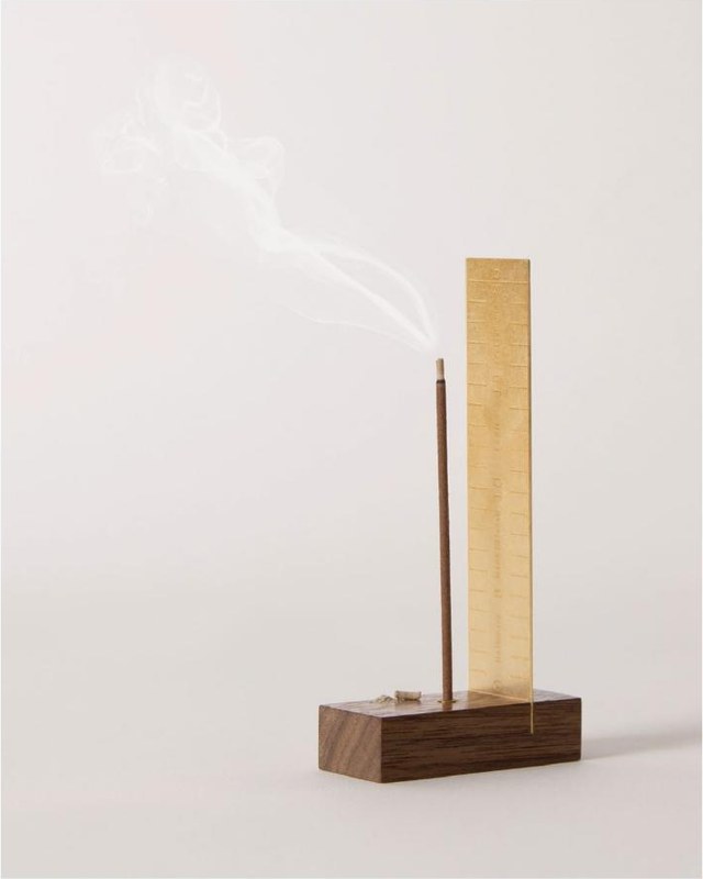 Bâtonnet d’encens ISSH sur son support en bois, règle en laiton